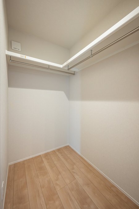 寝室には1.5帖のウォークインクローゼットを設け、サンルームと建具でつなぎ仕舞いやすい動線になっています。