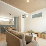 LDKは16.4帖の空間ですが、標準天井高が2.5mで、リビングの折り上げ天井部分は2.6mと段差をつけることで圧迫感なく開放感のある空間になります。
