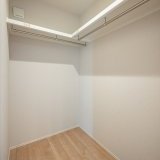 寝室には1.5帖のウォークインクローゼットを設け、サンルームと建具でつなぎ仕舞いやすい動線になっています。