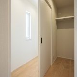 2階にサンルームを設置することで、天候・プライバシーを気にせずいつでも洗濯物を干すことができ、乾いた洗濯物はそのまま２階の各部屋に収納しやすい動線になっています。