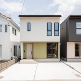 グリーンカラーのエッジの効いた小幅なストライプ調デザインの外壁をアクセントにしたモダンな外観デザインです（A棟：画像左側）