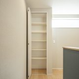 キッチン横にも便利なパントリー収納を完備しています♪