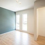 アクセントクロスが映える落ち着きのある寝室は6.5帖で広々した空間になっています。