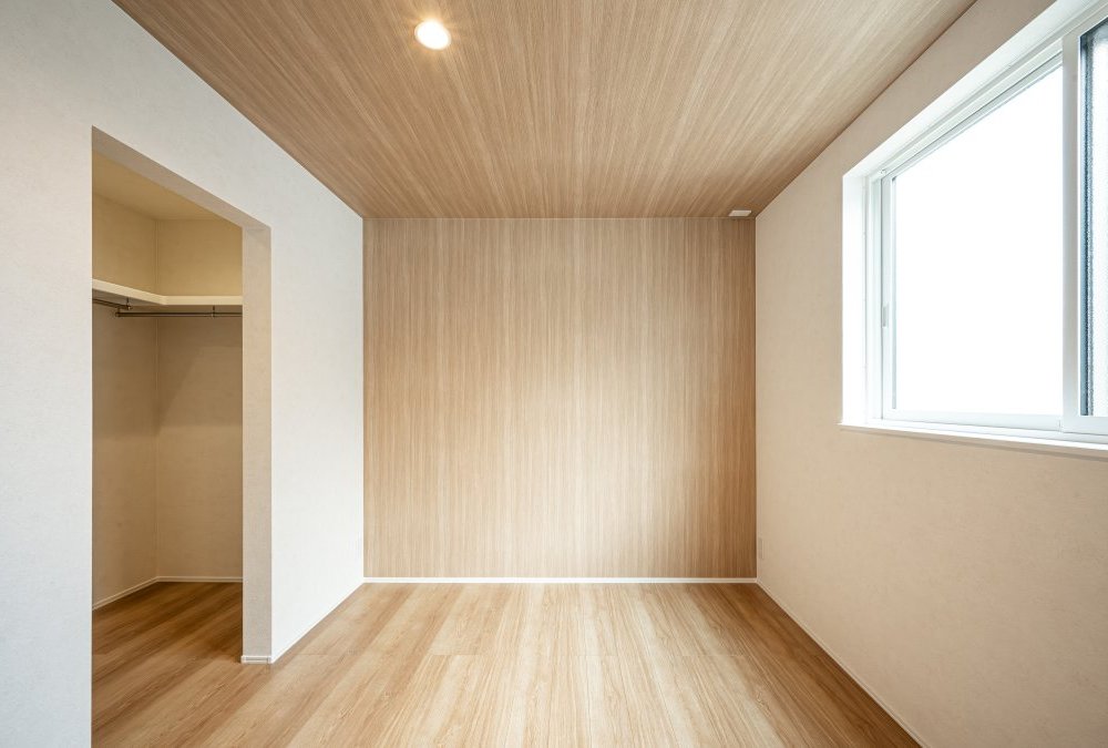 6帖の寝室は、木目調のクロスが落ち着いた雰囲気を演出するぬくもりのある空間です♪