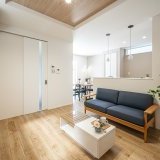 LDKは14.8帖の空間ですが、標準天井高が2.5mで、リビングの折り上げ天井部分は2.6mと段差をつけることで圧迫感なく開放感のある空間になります。