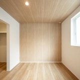 6帖の寝室は、木目調のクロスが落ち着いた雰囲気を演出するぬくもりのある空間です♪