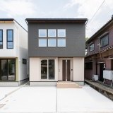 質感を表現したダークなブラウンカラーをベースに、正面の吹付材が質感を演出するモダンな外観です。