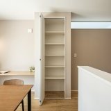 キッチン横にも便利なパントリー収納を完備しています♪