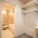 洗面室兼ランドリールームは洗濯物も干せる上に、浴室には乾燥暖房換気扇が完備されているため早く乾かしたい洗濯物も干せます。