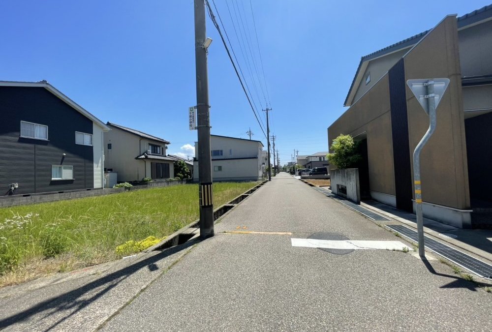 西側前面道路：幅員5.95m（北側から撮影）