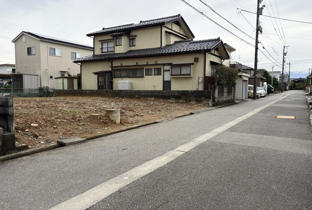 西側前面道路（南東向き）