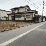 西側前面道路（南東向き）