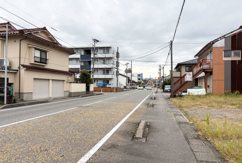 東側前面道路（南向き）