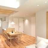 内観予想図①LDKには一部高天井を設け、さらに化粧梁で空間に奥行きとアクセントをプラスしました。