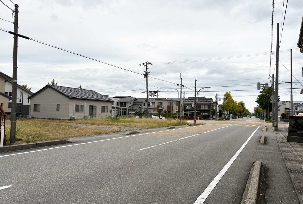 東側前面道路（北向き）