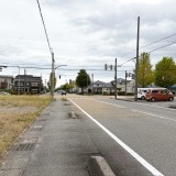 東側前面道路（北向き）