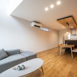 LDKは18.6帖の大空間で、天井高も2.5mのため圧迫感なく過ごせます。さらに吹抜があることで、LDKが明るく開放的な空間になり、帖数以上の開放感を感じられます。