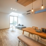 床表面の無垢材とナチュラルテイストの家具が相まって、落ち着く空間を演出しています♪