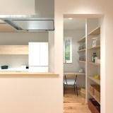 パントリー内にカウンターを設置して家事スペースを兼ねた空間に。