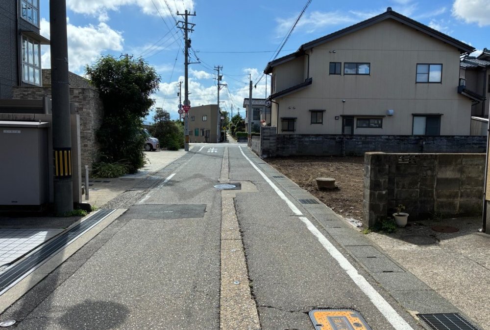 東側前面道路（北側から撮影）幅員4.94ｍ