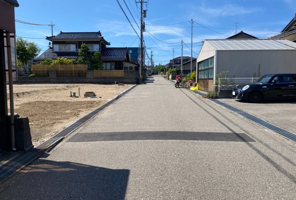 北側前面道路（東側から撮影）幅員:6.0m