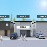 （B棟：画像真ん中）素朴な風合いの外壁を基調に、柔らかな質感の大判タイルの外壁が高級感を演出する外観デザインです。