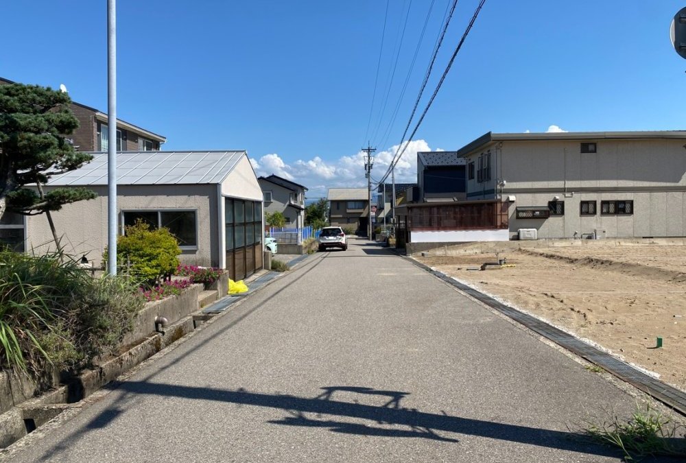 北側前面道路（西側から撮影）幅員:6.0m