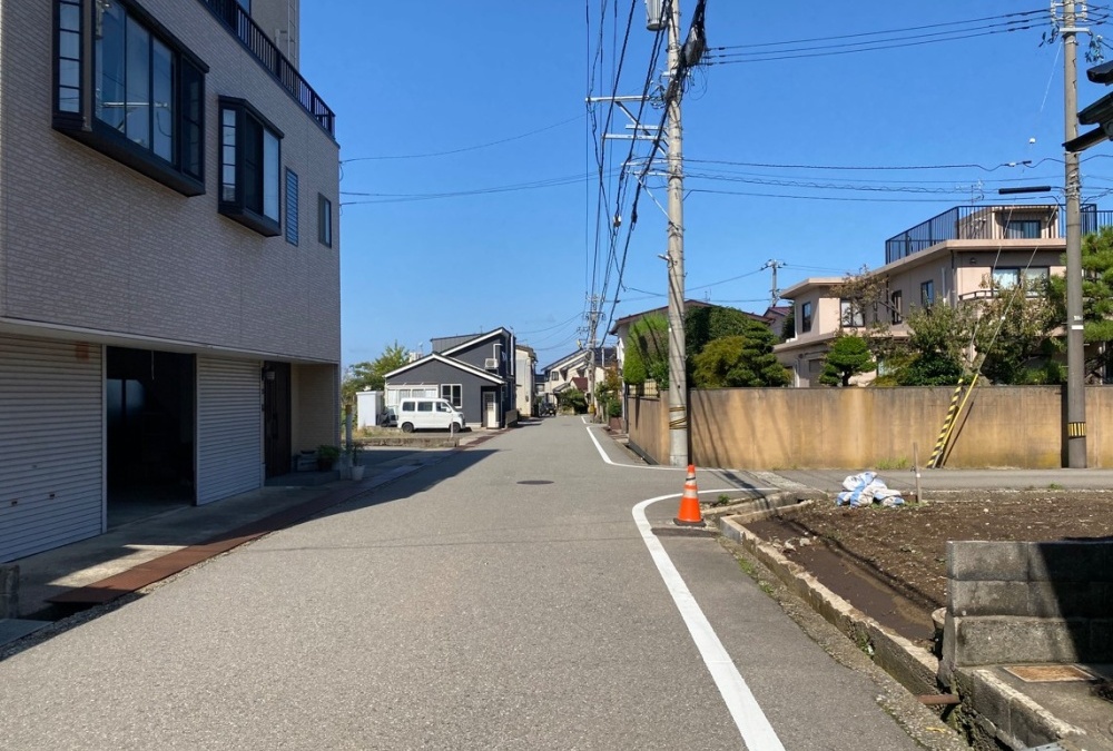 西側前面道路（南側から撮影）幅員：6.01ｍ