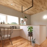 吹抜を介してLDKと空間がつながる2階ホールにはカウンターを設けて、デスクワークなど集中できる空間をつくりました。