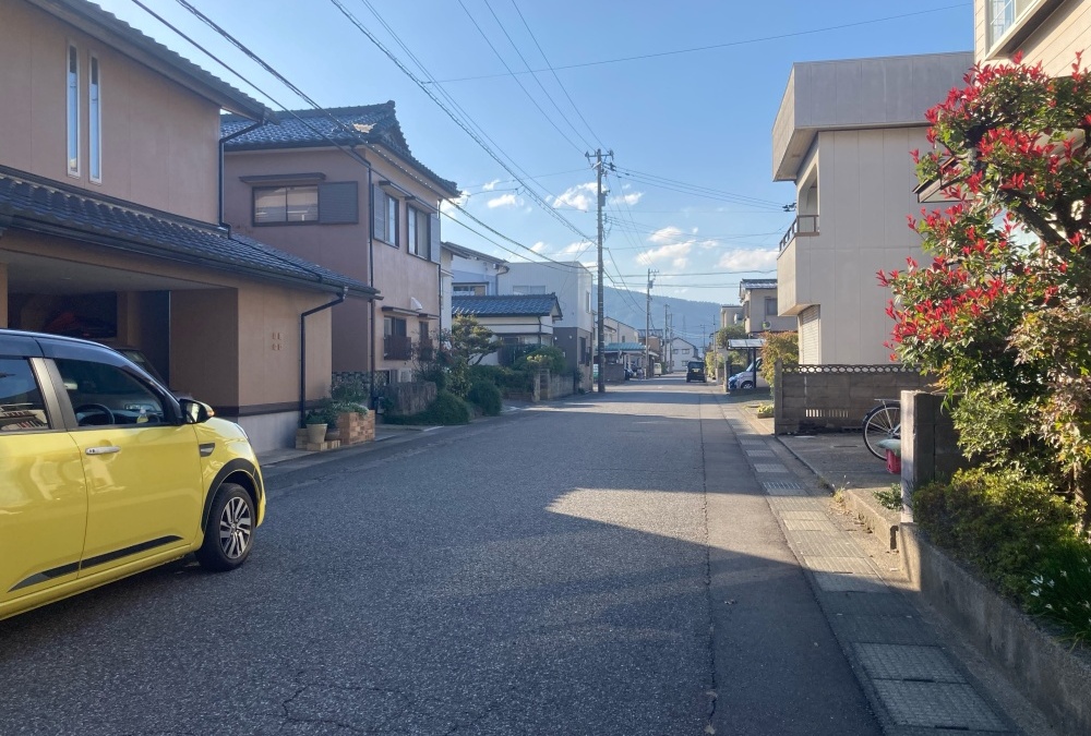 北側道路（西方向）