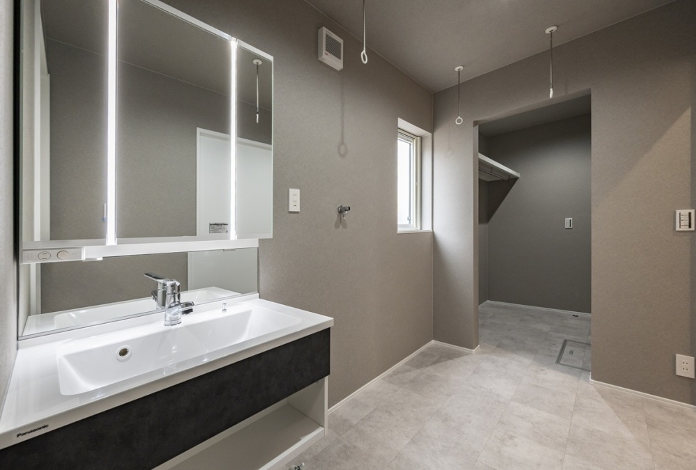 【類似参考物件写真】クローク併設のランドリールーム