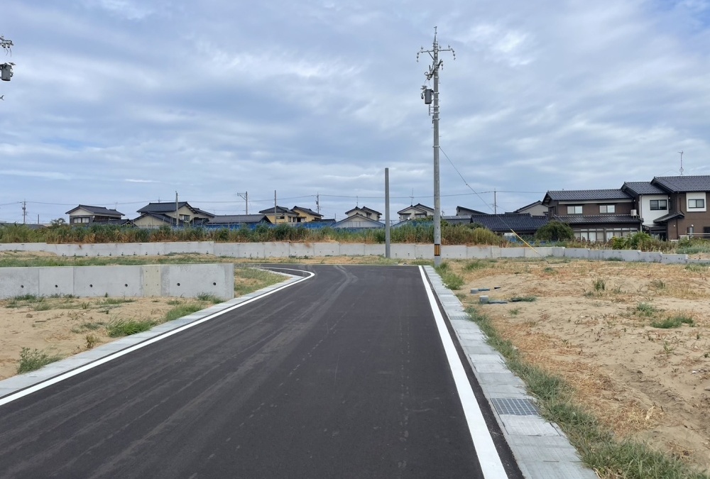 西側前面道路（北側から撮影）：幅員6.0m