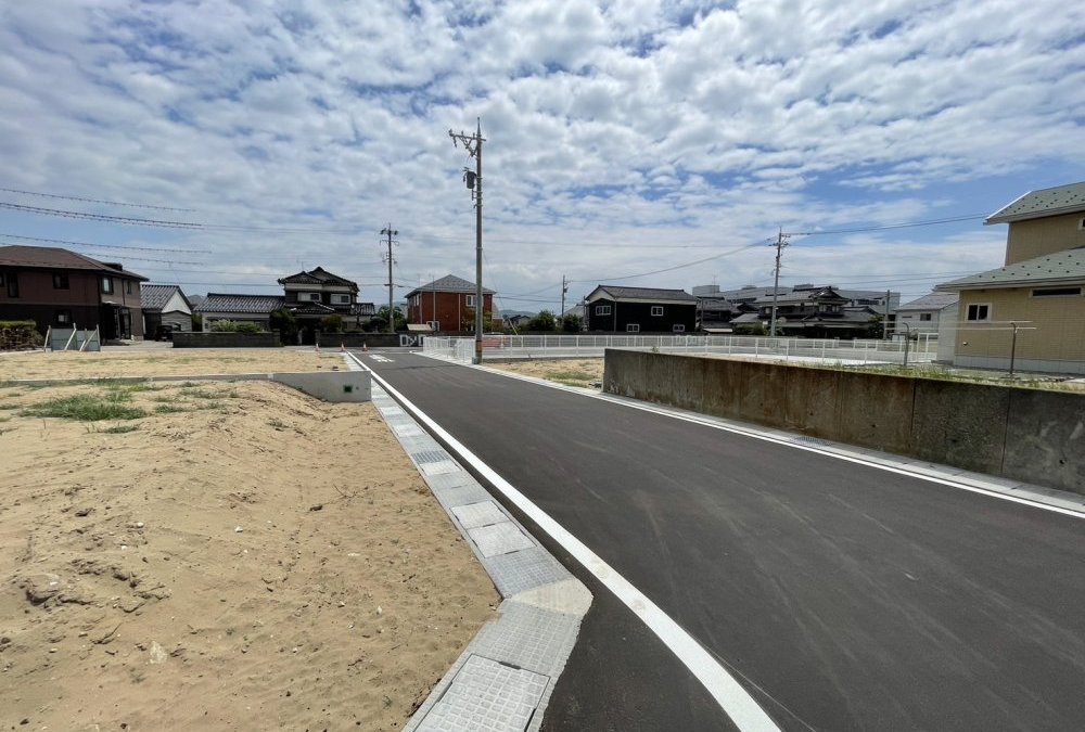 南側前面道路（西側から撮影）：幅員6.0m