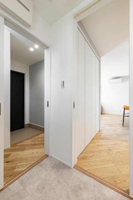 玄関からもキッチンからもサンルーム兼洗面室が使いやすい動線が魅力の住まいです。