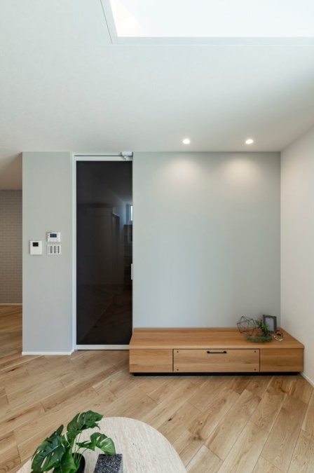 LDKの入口は高さが天井まである建具をセレクトし、開けた時に天井がつながり広く感じられる演出をしています。