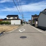 東側前面道路（南側から撮影） 幅員：6.96ｍ