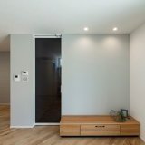 LDKの入口は高さが天井まである建具をセレクトし、開けた時に天井がつながり広く感じられる演出をしています。