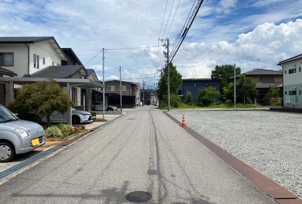 北側前面道路（東側から撮影） 幅員：5.59m