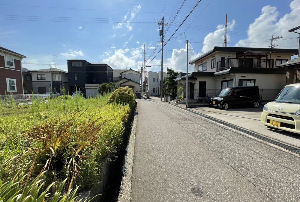 北側前面道路（東側から撮影）幅員4.93m