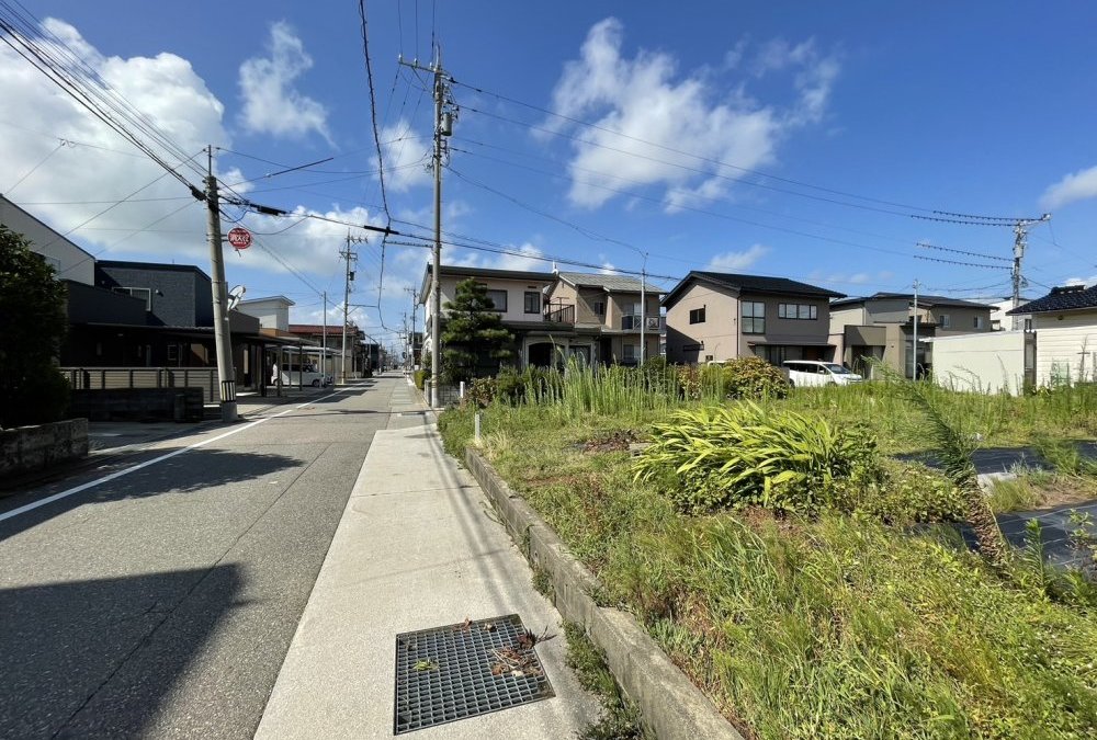 西側前面道路（南側から撮影）幅員5.73ｍ