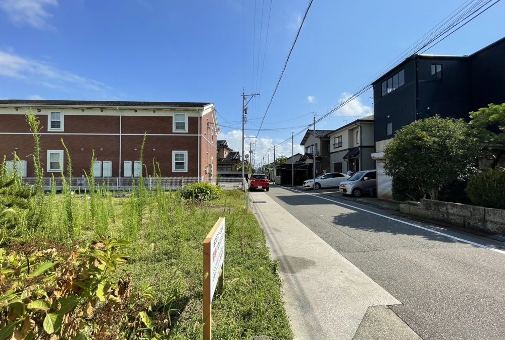 西側前面道路（北側から撮影）幅員5.73ｍ