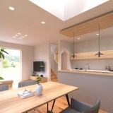 角地を活かした陽当たりの良さと解放感。南側に設けた吹抜からも自然光が差し込み帖数以上（LDK18.1帖）の広がりを感じられます。天井高も2.5ｍあり圧迫感もなく、ゆとりある空間設計です♪