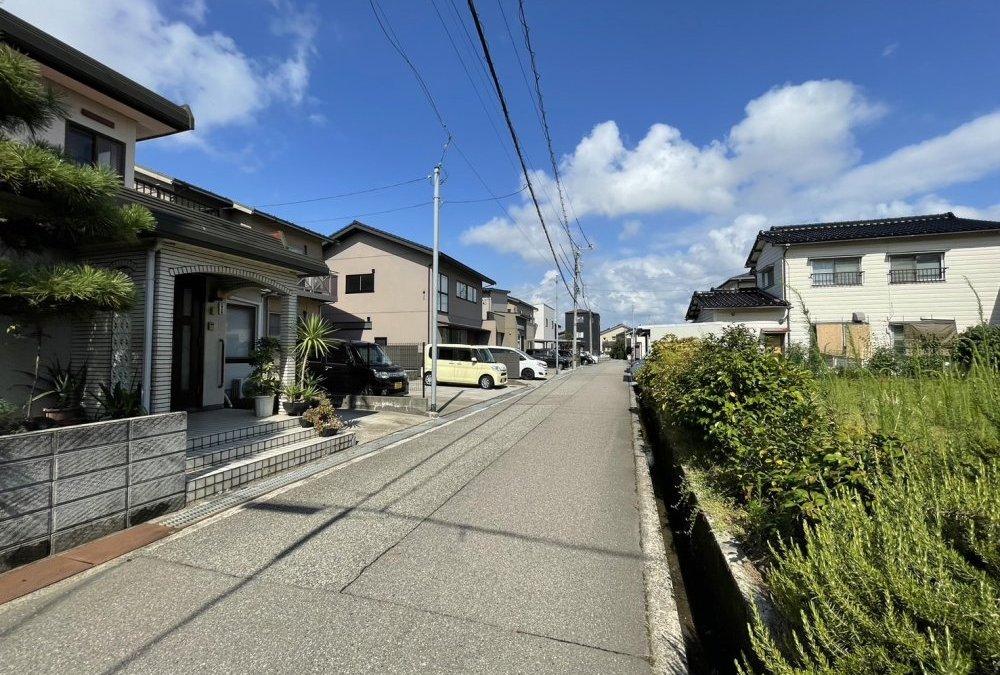 北側前面道路（西側から撮影）幅員4.93m