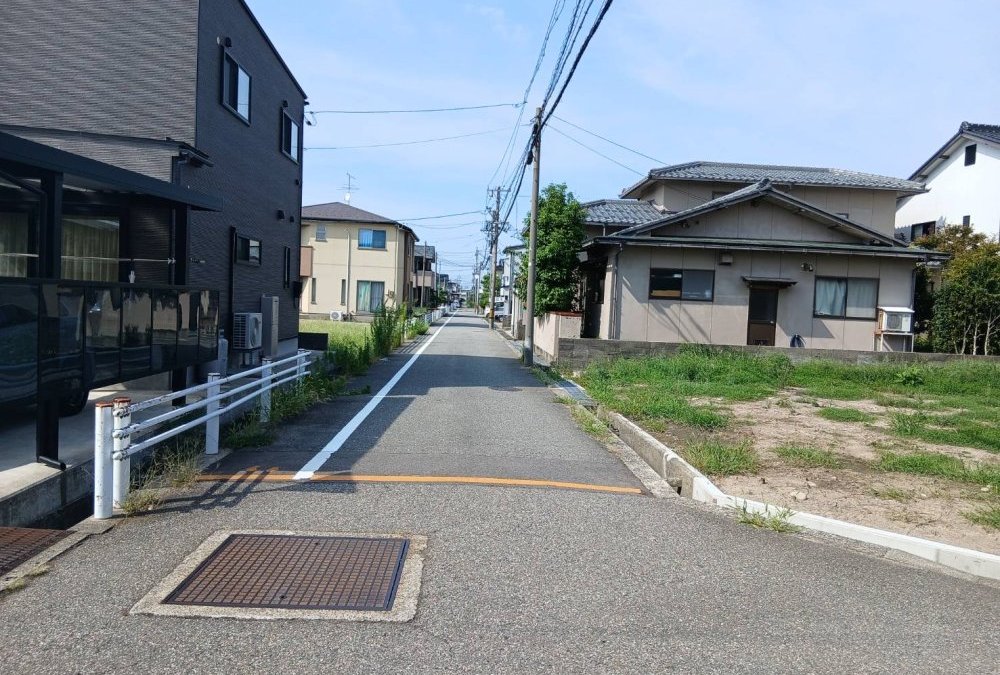 西側前面道路（南側から撮影）幅員：4.88ｍ