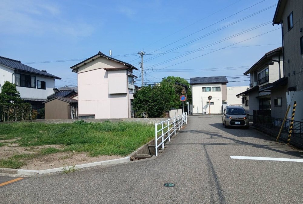 南側前面道路（西側から撮影）幅員：5.95ｍ