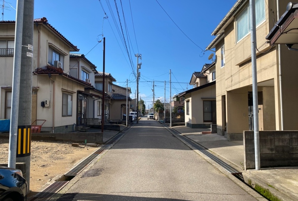 北側前面道路（東側から撮影）幅員:4.92m