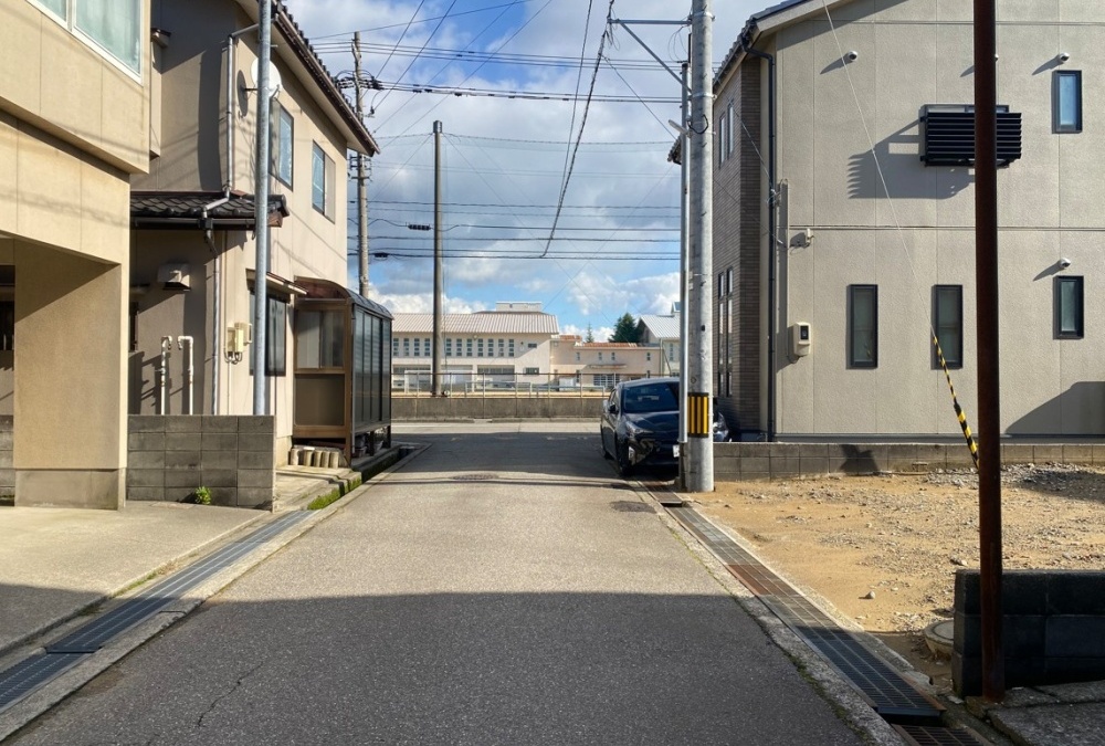 北側前面道路（西側から撮影）幅員:4.92m