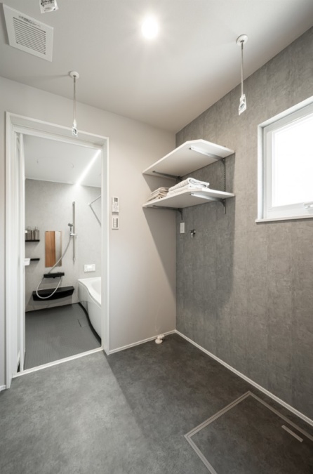 脱衣室兼サンルームには可動棚を2枚設置し、ストック品を置いたり、タオルを置いたりと便利に活用できます。