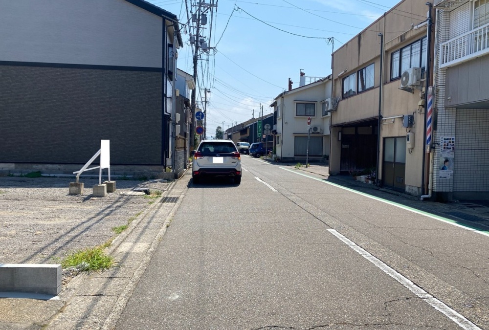 西側前面道路（北側から撮影）幅員:7.5m