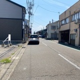 西側前面道路（北側から撮影）幅員:7.5m